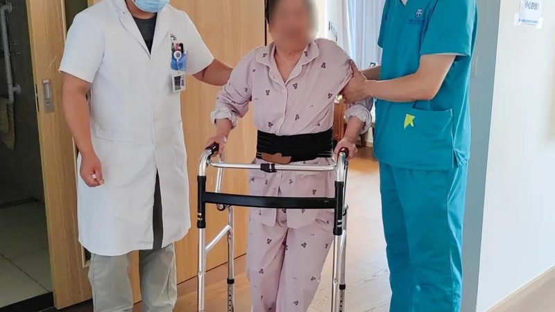上海智能养老硬件加盟：从卖设备到卖服务的转型关键
